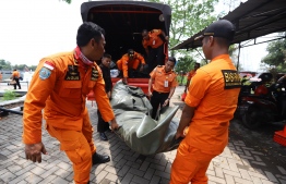 Members of a rescue team prepare to search for survivors from the Lion Air flight JT 610, which crashed into the sea, at Jakarta seaport on October 29, 2018. - The Indonesian Lion Air plane carrying 188 passengers and crew crashed into the sea on October 29, officials said, moments after it had asked to be allowed to return to Jakarta. (Photo by Resmi MALAU / AFP)