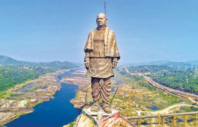 ގުޖުރާގައި ހަދާފައިވާ "ސްޓެޗޫ އޮފް ޔުނިއަން": މިއީ ދުނިޔޭގެ އެންމެ ދިގު ސްޓެޗޫ.