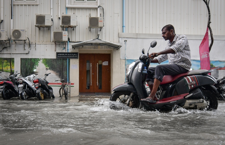 ފެންބޮޑުވާ މައްސަލައިގެ ޖަވާބުން ރުޅިގަދަވެއްޖެ!