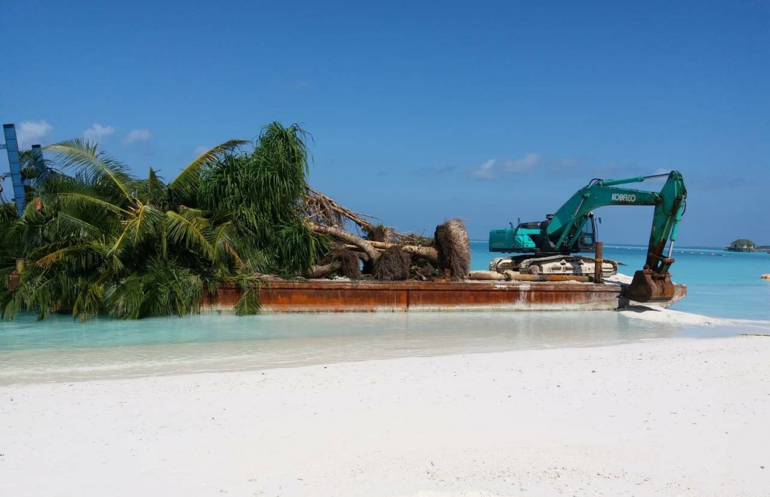 ދ. އަތޮޅު އަލުވިފުށީގައި ހަދަމުންދާ ރިސޯޓަށް ގެންދިޔަ ރުއްތަކެއް.