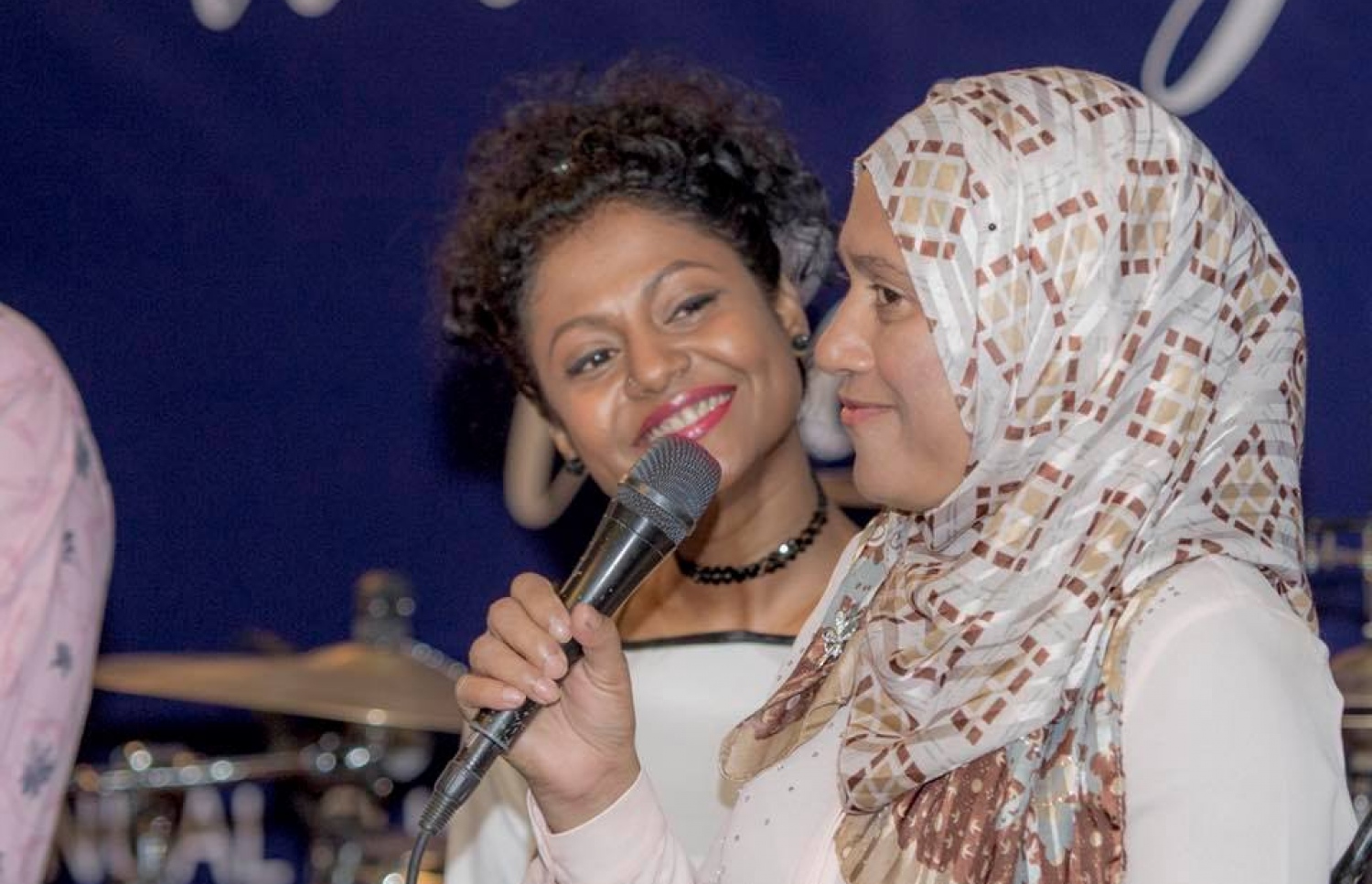 ކެންސަރު ސޮސައިޓީން ފަންޑު ހޯދަން ބޭއްވި ގާލާ ނައިޓުގައި، ކެންސަރު ބަލިން ސަލާމަތްވި ފާތުން ވާހަކަދައްކަނީ.-- ފޮޓޯ: ޑިޓިއުން ބޭންޑް