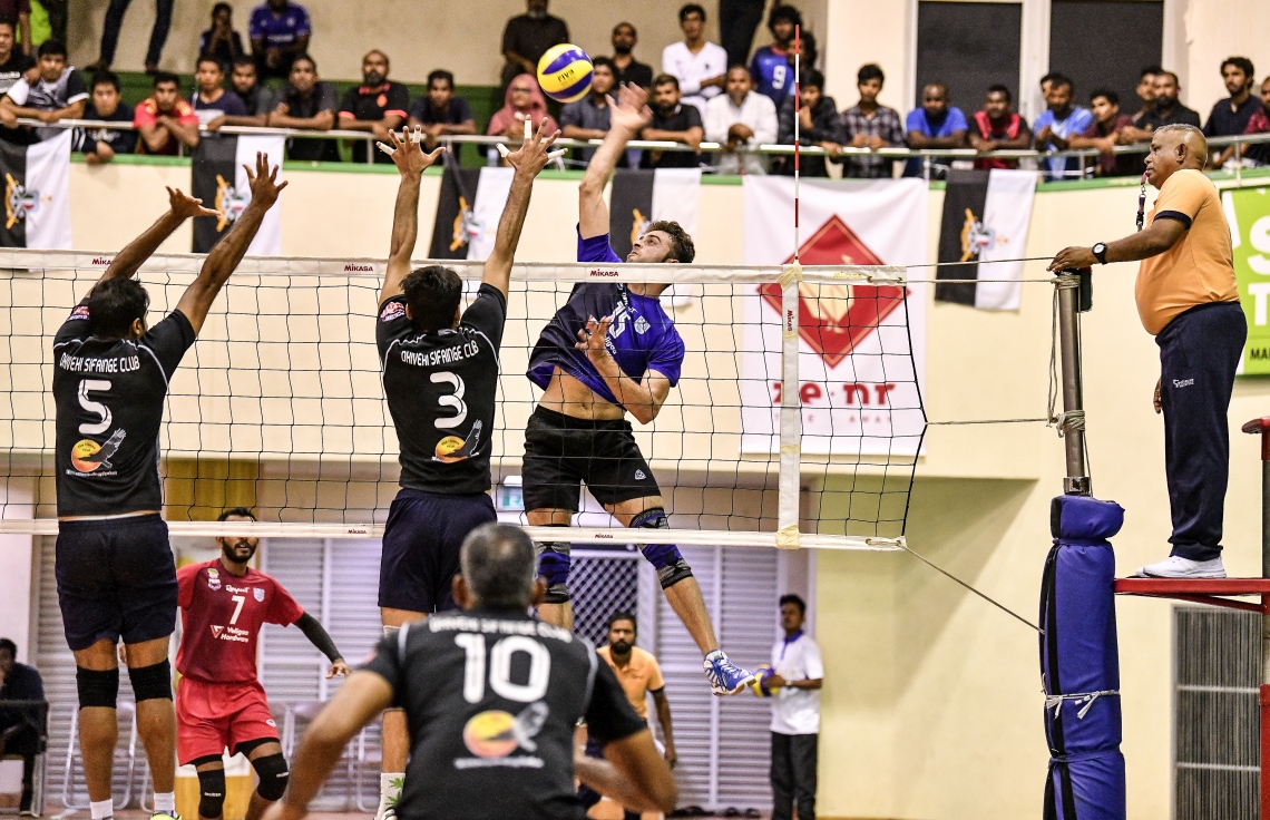 މާލެ: އޮކްޓޯބަރު 31، 2018: ފައިނަލުގެ ތެރެއިން ޕޮލިހުގެ މުރާދު ބޯޅައެއް ފޮނުވާލަނީ. -- ފޮޓޯ: ނިޝާން އަލީ/ މިހާރު