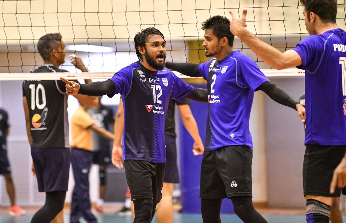 މާލެ: އޮކްޓޯބަރު 31، 2018: ގައުމީ ވޮލީބޯޅަ މުބާރާތުގެ ފައިނަލުގައި ޕޮލިސް ކުލަބާއި ސިފައިންގެ ކުލަބު ބައްދަލުކުރި މެޗުގެ ތެރެއިން. -- ފޮޓޯ: ނިޝާން އަލީ/ މިހާ