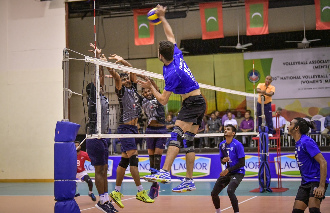 މާލެ: އޮކްޓޯބަރު 31، 2018: ގައުމީ ވޮލީބޯޅަ މުބާރާތުގެ ފައިނަލުގައި ޕޮލިސް ކުލަބާއި ސިފައިންގެ ކުލަބު ބައްދަލުކުރި މެޗުގެ ތެރެއިން. -- ފޮޓޯ: ނިޝާން އަލީ/ މިހާރު