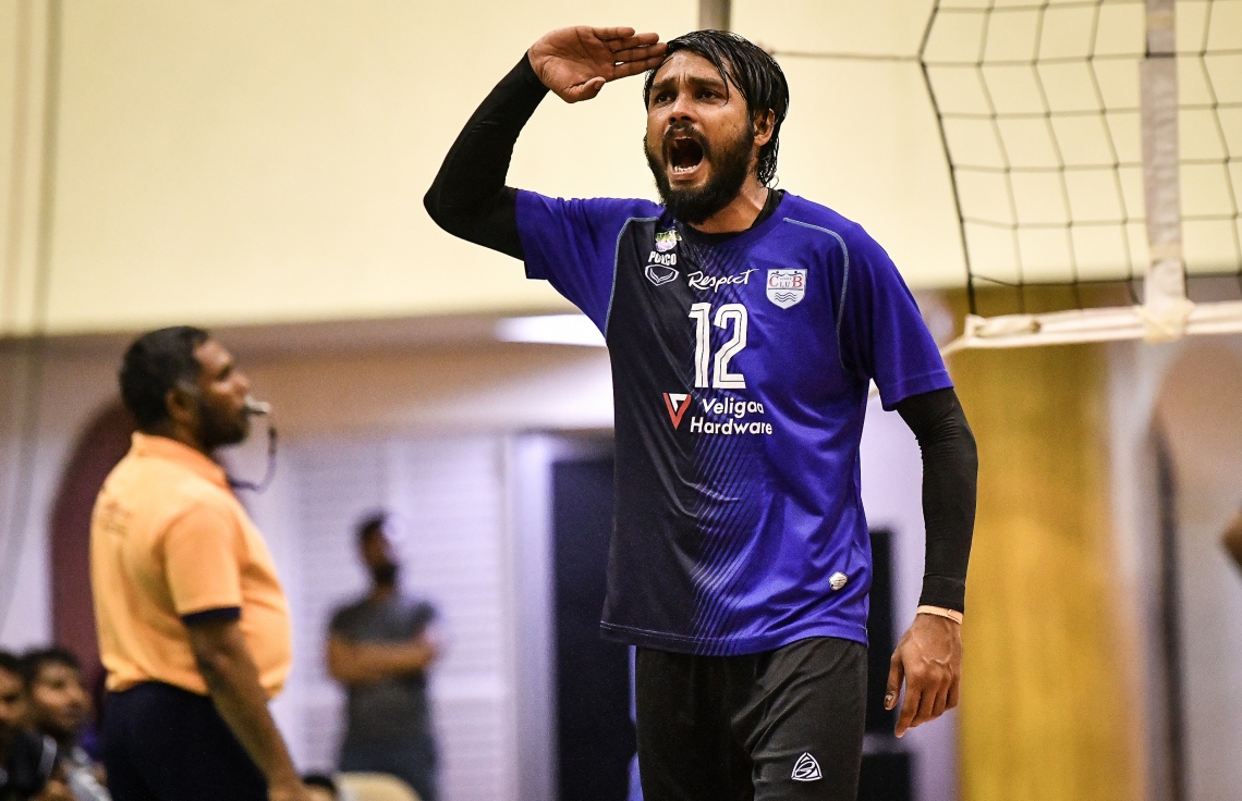 މާލެ: އޮކްޓޯބަރު 31، 2018: ގައުމީ ވޮލީބޯޅަ މުބާރާތުގެ ފައިނަލުގައި ޕޮލިސް ކުލަބާއި ސިފައިންގެ ކުލަބު ބައްދަލުކުރި މެޗުގެ ތެރެއިން. -- ފޮޓޯ: ނިޝާން އަލީ/ މިހާ