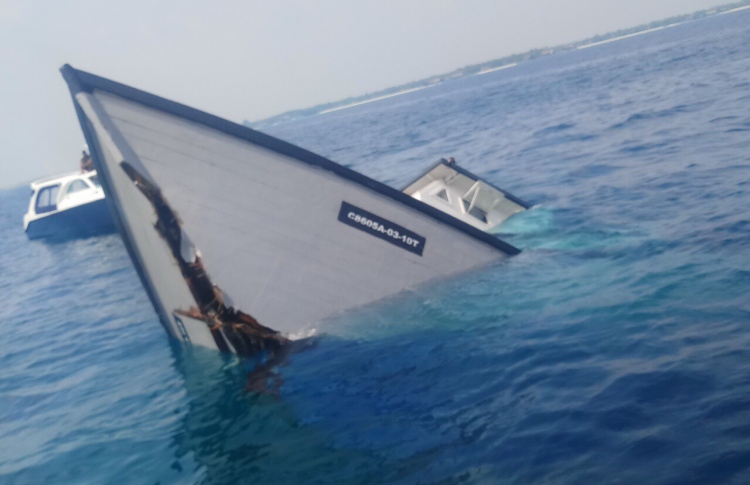 ތެޔޮ ބޯޓެއްގައި ޖެހި ދޯންޏެއް އަޑިއަށް ހިނގައްޖެ