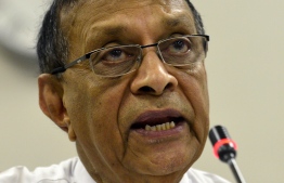 Sri Lanka's parliament speaker Karu Jayasuriya speaks to a meeting of MPs at the Parliament Building in Colombo on November 2, 2018. - Sri Lanka's speaker on November 2 summoned the country's parliament to meet next week in defiance of the president as a constitutional crisis darkened with an MP telling how he was offered millions of dollars and a minister's post to defect to a rival camp. (Photo by LAKRUWAN WANNIARACHCHI / AFP)