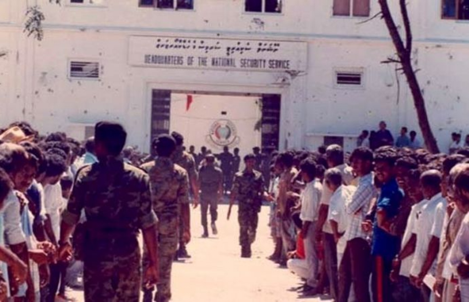 ފިލައިގެން ދަނިކޮށް ލުތުފީ އާއި ނާސިރު ހައްޔަރުކޮށްގެން ގެނެސް ސިފައިންގެއަށް ވައްދާ މަންޒަރު ބަލަން ދިވެހިން އެއްވެފައި: އެއީ ރުޅިވެރިކަން ބޮޑު ދުވަހެއް