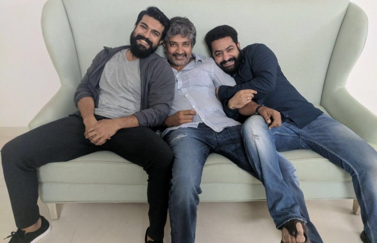 ރާޖްމޯލީ އޭނާގެ އާ ފިލްމުގެ ދެ ބަތަލުން ކަމަށްވާ ރާމް ޗަރަން (ކ) އާއި ޖޫނިއާ އެންޓީއާރްއާ އެކު.