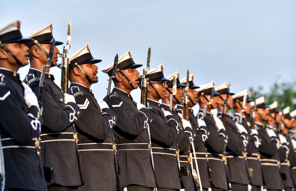 މާލެ: ނޮވެމްބަރު 3، 2018- މި އަހަރުގެ ނަސްރުގެ ދުވަހުގެ މުނާސަބަތުގައި އެމްއެންޑީއެފުން މިއަދު ހަވީރު ޖުމްހޫރީ މައިދާނުގައި ބޭއްވި މިއުޒިކަލް ޑްރިލްގައި ސިފައިންގެ ހެވިކަމުގެ ހަރަކާތްތަކެއް ދައްކާލަނީ.--- ފޮޓޯ: ނިޝާން އަލީ/މިހާރު