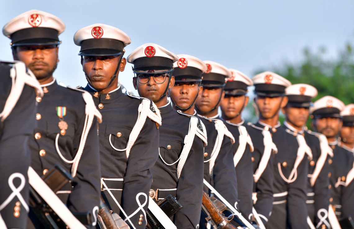 މާލެ: ނޮވެމްބަރު 3، 2018- މި އަހަރުގެ ނަސްރުގެ ދުވަހުގެ މުނާސަބަތުގައި އެމްއެންޑީއެފުން މިއަދު ހަވީރު ޖުމްހޫރީ މައިދާނުގައި ބޭއްވި މިއުޒިކަލް ޑްރިލްގައި ސިފައިންގެ ހެވިކަމުގެ ހަރަކާތްތަކެއް ދައްކާލަނީ.--- ފޮޓޯ: ނިޝާން އަލީ/މިހާރު