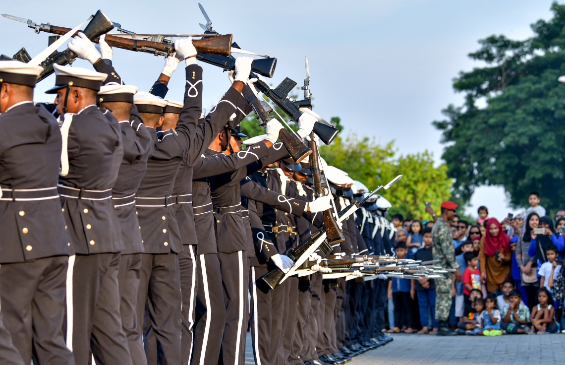 މާލެ: ނޮވެމްބަރު 3، 2018- މި އަހަރުގެ ނަސްރުގެ ދުވަހުގެ މުނާސަބަތުގައި އެމްއެންޑީއެފުން މިއަދު ހަވީރު ޖުމްހޫރީ މައިދާނުގައި ބޭއްވި މިއުޒިކަލް ޑްރިލްގައި ސިފައިންގެ ހެވިކަމުގެ ހަރަކާތްތަކެއް ދައްކާލަނީ.--- ފޮޓޯ: ނިޝާން އަލީ/މިހާރު