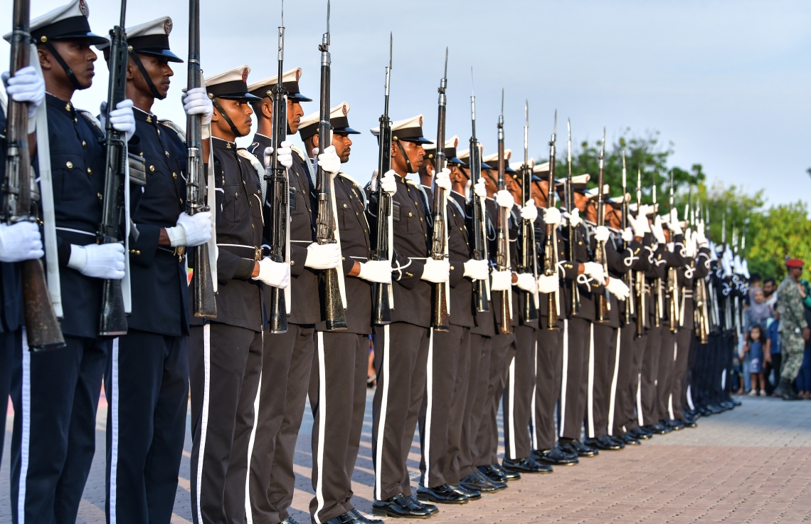 މާލެ: ނޮވެމްބަރު 3، 2018- މި އަހަރުގެ ނަސްރުގެ ދުވަހުގެ މުނާސަބަތުގައި އެމްއެންޑީއެފުން މިއަދު ހަވީރު ޖުމްހޫރީ މައިދާނުގައި ބޭއްވި މިއުޒިކަލް ޑްރިލްގައި ސިފައިންގެ ހެވިކަމުގެ ހަރަކާތްތަކެއް ދައްކާލަނީ.--- ފޮޓޯ: ނިޝާން އަލީ/މިހާރު