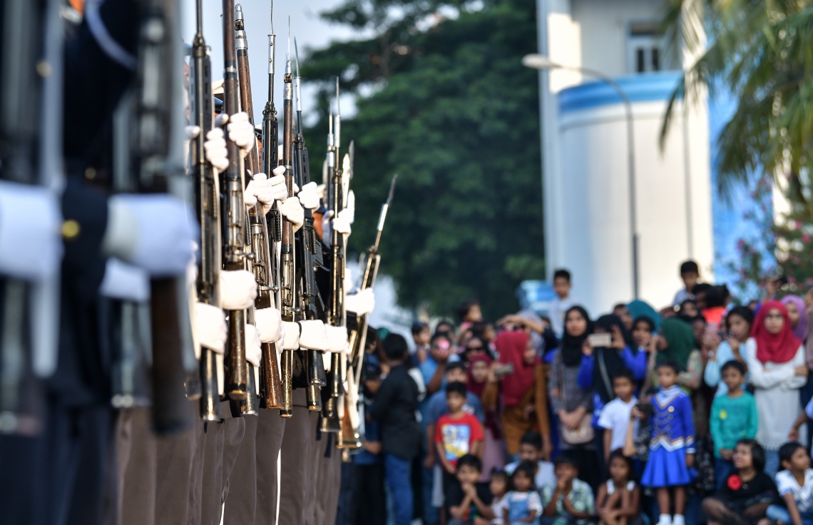 މާލެ: ނޮވެމްބަރު 3، 2018- މި އަހަރުގެ ނަސްރުގެ ދުވަހުގެ މުނާސަބަތުގައި އެމްއެންޑީއެފުން މިއަދު ހަވީރު ޖުމްހޫރީ މައިދާނުގައި ބޭއްވި މިއުޒިކަލް ޑްރިލްގައި ސިފައިންގެ ހެވިކަމުގެ ހަރަކާތްތަކެއް ދައްކާލާއިރު، އެ ހަރަކާތް ބަލަން ޖަމާވި ބައެއް މީހުން.--- ފޮޓޯ: ނިޝާން އަލީ/މިހާރު