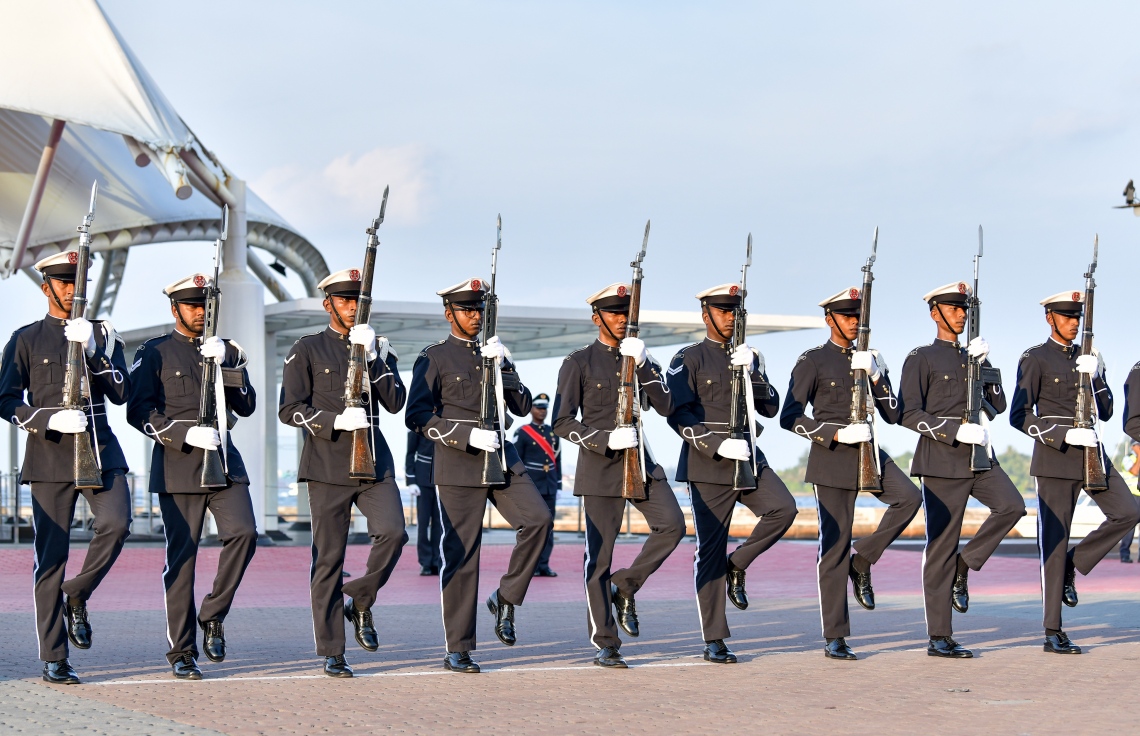 މާލެ: ނޮވެމްބަރު 3، 2018- މި އަހަރުގެ ނަސްރުގެ ދުވަހުގެ މުނާސަބަތުގައި އެމްއެންޑީއެފުން މިއަދު ހަވީރު ޖުމްހޫރީ މައިދާނުގައި ބޭއްވި މިއުޒިކަލް ޑްރިލްގައި ސިފައިންގެ ހެވިކަމުގެ ހަރަކާތްތަކެއް ދައްކާލަނީ.--- ފޮޓޯ: ނިޝާން އަލީ/މިހާރު