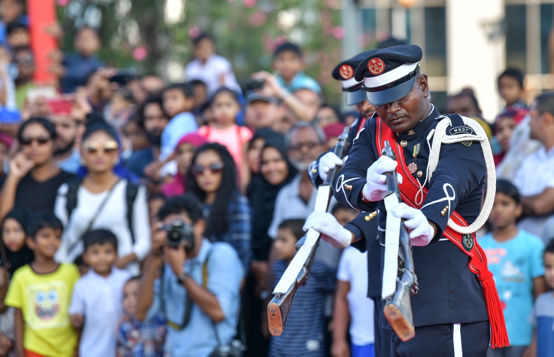 މާލެ: ނޮވެމްބަރު 3، 2018- މި އަހަރުގެ ނަސްރުގެ ދުވަހުގެ މުނާސަބަތުގައި އެމްއެންޑީއެފުން މިއަދު ހަވީރު ޖުމްހޫރީ މައިދާނުގައި ބޭއްވި މިއުޒިކަލް ޑްރިލްގައި ސިފައިންގެ ހެވިކަމުގެ ހަރަކާތްތަކެއް ދައްކާލަނީ.--- ފޮޓޯ: ނިޝާން އަލީ/މިހާރު