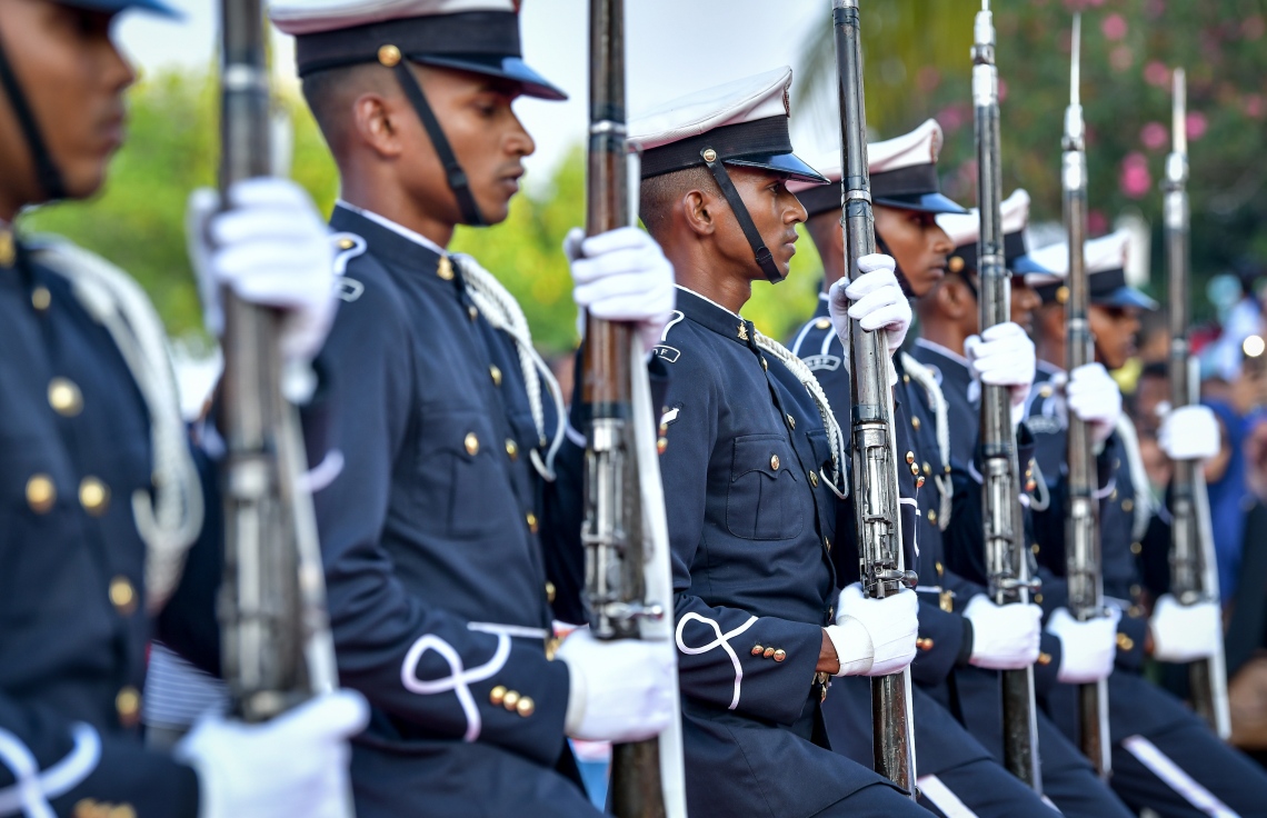 މާލެ: ނޮވެމްބަރު 3، 2018- މި އަހަރުގެ ނަސްރުގެ ދުވަހުގެ މުނާސަބަތުގައި އެމްއެންޑީއެފުން މިއަދު ހަވީރު ޖުމްހޫރީ މައިދާނުގައި ބޭއްވި މިއުޒިކަލް ޑްރިލްގައި ސިފައިންގެ ހެވިކަމުގެ ހަރަކާތްތަކެއް ދައްކާލަނީ.--- ފޮޓޯ: ނިޝާން އަލީ/މިހާރު