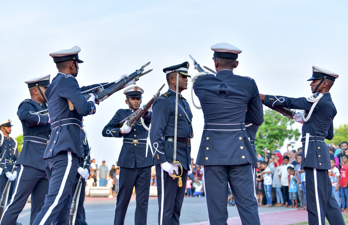 މާލެ: ނޮވެމްބަރު 3، 2018- މި އަހަރުގެ ނަސްރުގެ ދުވަހުގެ މުނާސަބަތުގައި އެމްއެންޑީއެފުން މިއަދު ހަވީރު ޖުމްހޫރީ މައިދާނުގައި ބޭއްވި މިއުޒިކަލް ޑްރިލްގައި ސިފައިންގެ ހެވިކަމުގެ ހަރަކާތްތަކެއް ދައްކާލަނީ.--- ފޮޓޯ: ނިޝާން އަލީ/މިހާރު