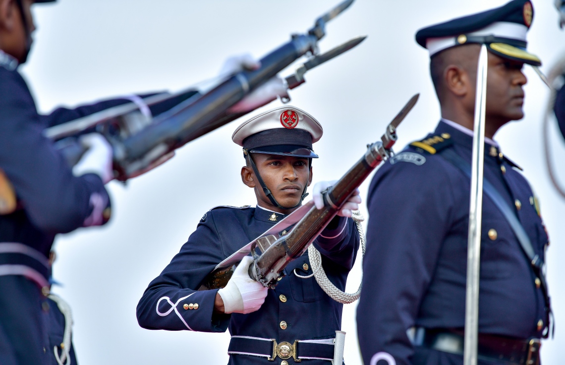 މާލެ: ނޮވެމްބަރު 3، 2018- މި އަހަރުގެ ނަސްރުގެ ދުވަހުގެ މުނާސަބަތުގައި އެމްއެންޑީއެފުން މިއަދު ހަވީރު ޖުމްހޫރީ މައިދާނުގައި ބޭއްވި މިއުޒިކަލް ޑްރިލްގައި ސިފައިންގެ ހެވިކަމުގެ ހަރަކާތްތަކެއް ދައްކާލަނީ.--- ފޮޓޯ: ނިޝާން އަލީ/މިހާރު