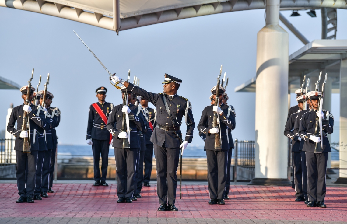 މާލެ: ނޮވެމްބަރު 3، 2018- މި އަހަރުގެ ނަސްރުގެ ދުވަހުގެ މުނާސަބަތުގައި އެމްއެންޑީއެފުން މިއަދު ހަވީރު ޖުމްހޫރީ މައިދާނުގައި ބޭއްވި މިއުޒިކަލް ޑްރިލްގައި ސިފައިންގެ ހެވިކަމުގެ ހަރަކާތްތަކެއް ދައްކާލަނީ.--- ފޮޓޯ: ނިޝާން އަލީ/މިހާރު