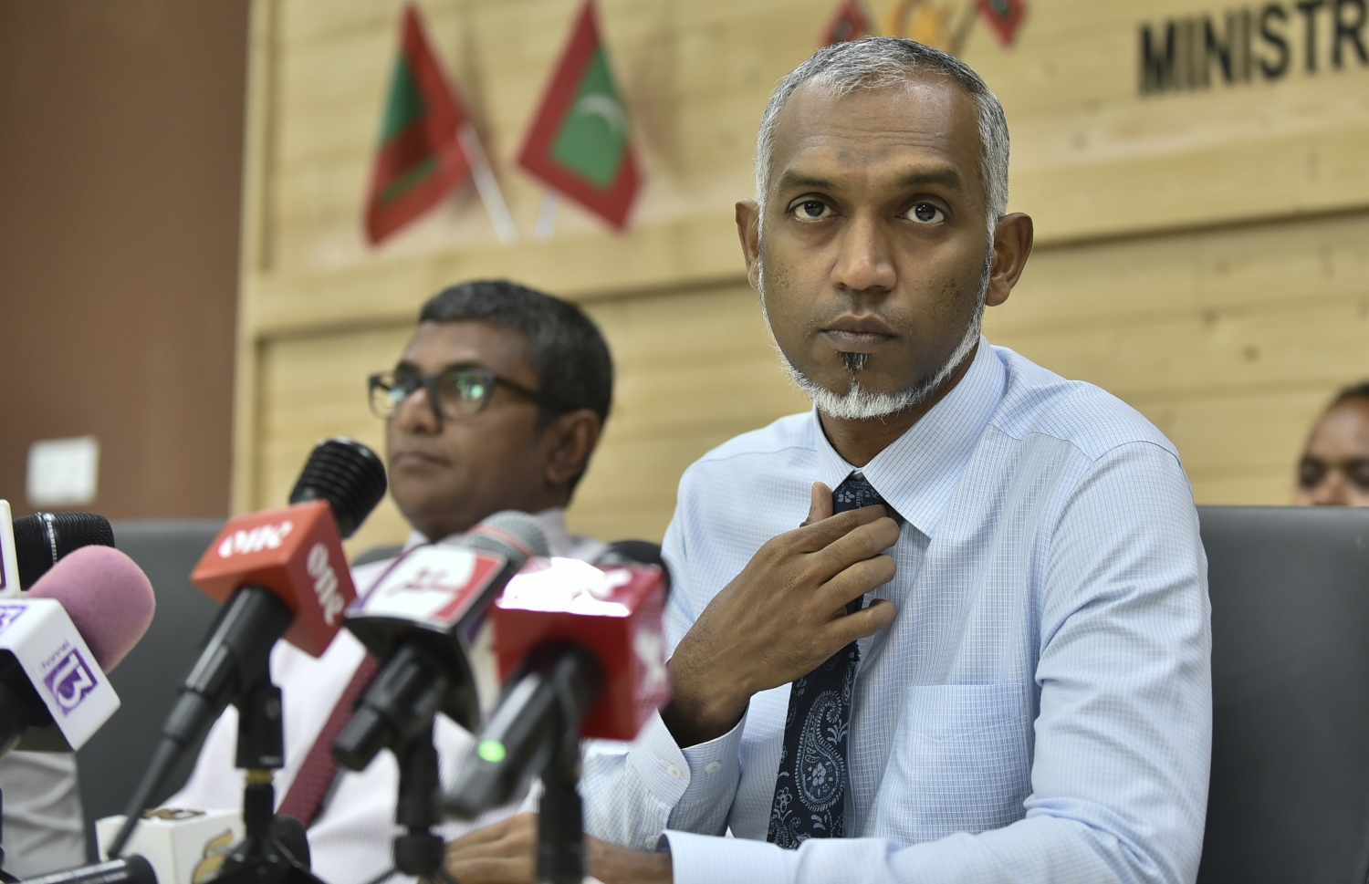 ހައުސިން މިނިސްޓަރު މުއިއްޒު މިއަދު ނޫސްވެރިންގެ ބައްދަލުވުމުގައި. --- ފޮޓޯ: އަހުމަދު ނިޝާތު/ މިހާރު