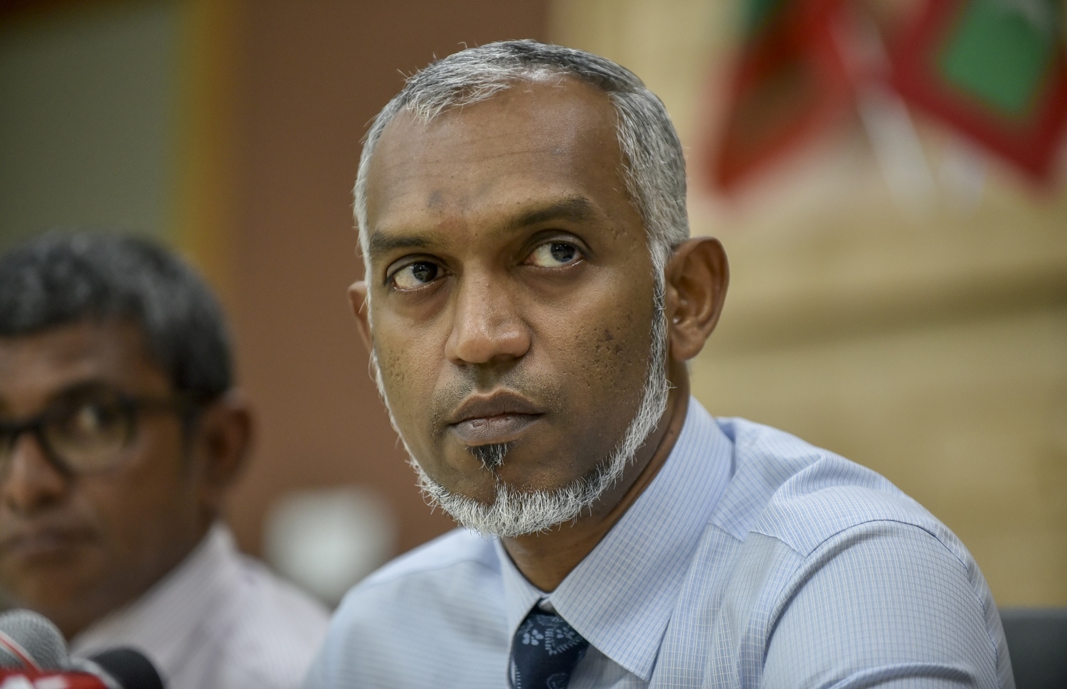 ހައުސިން މިނިސްޓަރު ޑރ. މުހައްމަދު މުއިއްޒު މިއަދު ނޫސްވެރިންގެ ބައްދަލުވުމުގައި. --- ފޮޓޯ: އަހުމަދު ނިޝާތު/ މިހާރު