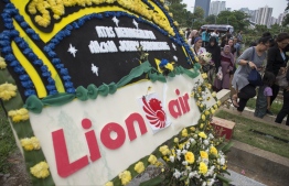 Family members and relatives carry the coffin of Hizkia Jorry Saroinsong, a victim of the ill-fated Lion Air flight JT 610, during his funeral in Jakarta on November 5, 2018, one week after the crash. - The Boeing 737 Max 8 plunged into the Java Sea just 12 minutes after takeoff on a routine one-hour flight from Jakarta to Pangkal Pinang city in Sumatra on October 29. (Photo by BAY ISMOYO / AFP)