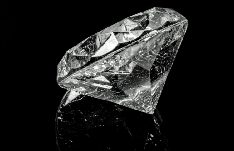 ވަގަށް ނެގި ޖަވާހިރު އޮތީ ބަނޑުތެރޭގައި