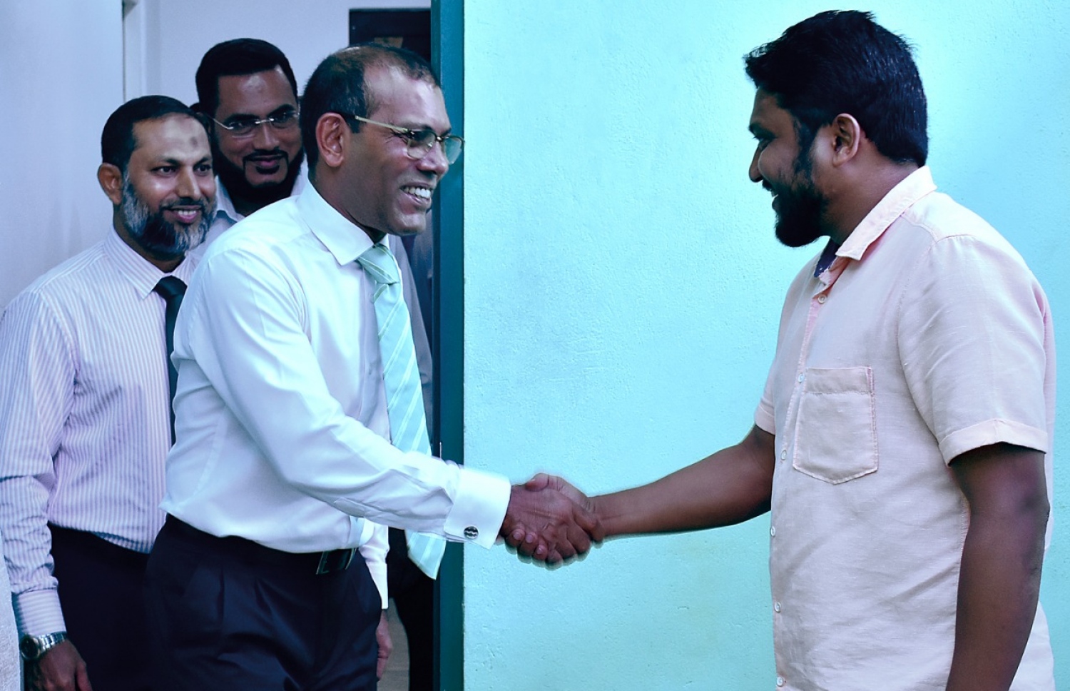 އަދާލަތު ޕާޓީގެ އޮފީހަށް މިއަދު ވަޑައިގެން އެ ޕާޓީގެ ނައިބު ރައީސް އަލީ ޒާހިރުއާ، ނަޝީދު ސަލާމްކުރައްވަނީ. --ފޮޓޯ/އަދާލަތު ޕާޓީ