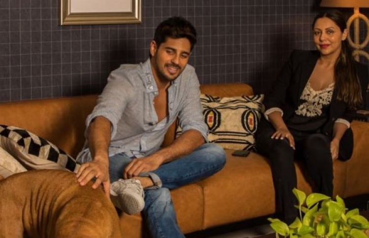 ގޯރީ، ސިދާތުގެ ގޭގައި ފޮޓޯއަކަށް ހުއްޓިލައިގެން.