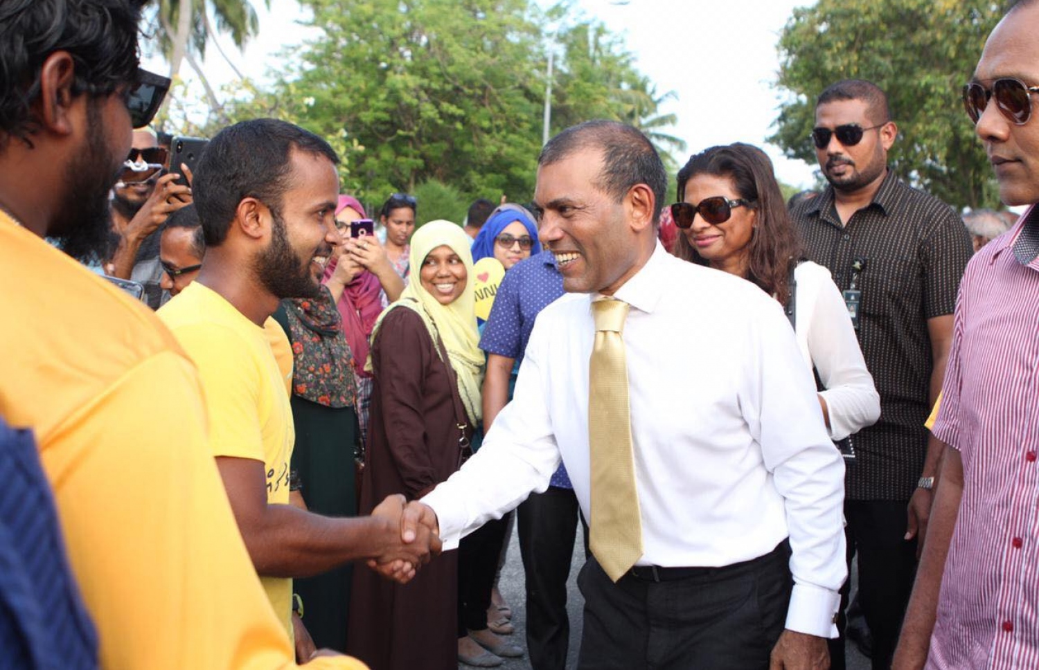 ނަޝީދު މިއަދު އައްޑުއަށް ވަޑައިގެން މީހަކާ ސަލާމް ކުރައްވަނީ. --- ފޮޓޯ: އެމްޑީޕީ