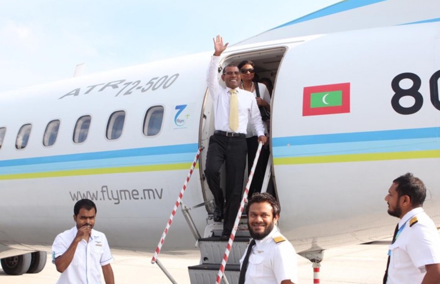 ނަޝީދު މިއަދު އައްޑޫގައި. އެމަނިކުފާނަށް ހޫނު މަރުހަބާއެއް އައްޑޫ ރައްޔިތުން ދެންނެވި. --- ފޮޓޯ: އެމްޑީޕީ