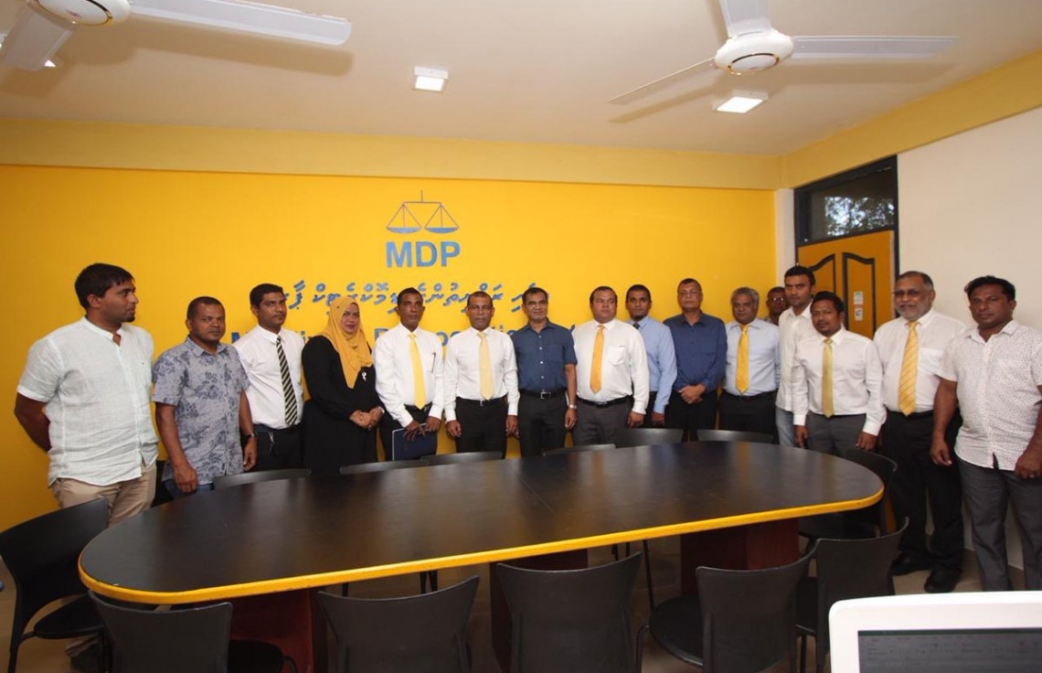 އައްޑޫ :ނޮވެމްބަރު 5، 2018: ކުރީގެ ރައީސް މުހައްމަދު ނަޝީދު އައްޑޫއަށް ކުރެއްވި ދަތުރުފުޅުގައި، ނަޝީދުގެ އައްޑޫގައި ގާއިމްކުރި އޮފީސް ހުޅުވުމުގެ ހަފުލާގެ ތެރެއިން.-- ފޮޓޯ: އެމްޑީޕީ