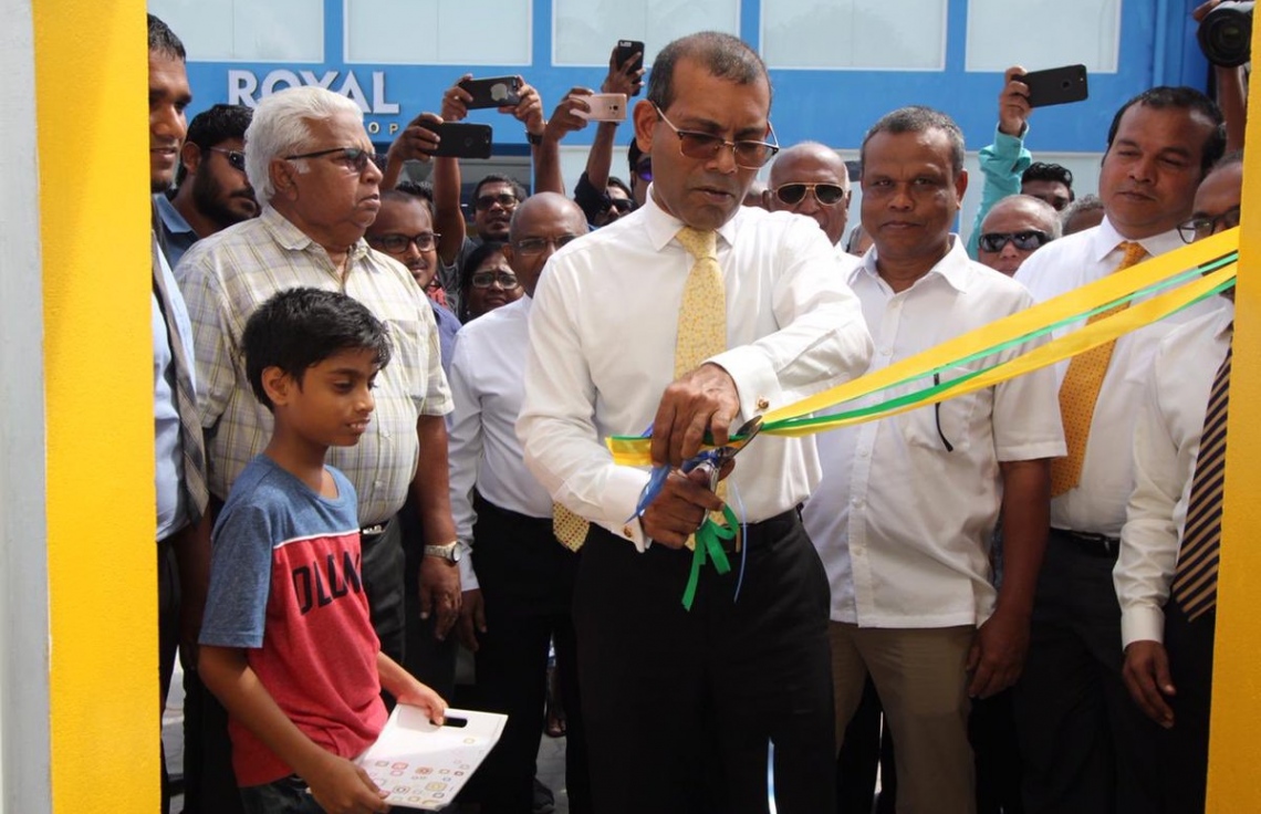 އައްޑޫ :ނޮވެމްބަރު 5، 2018: ކުރީގެ ރައީސް މުހައްމަދު ނަޝީދު އައްޑޫއަށް ކުރެއްވި ދަތުރުފުޅުގައި، ނަޝީދުގެ އައްޑޫގައި ގާއިމްކުރި އޮފީސް އެމަނިކުފާނު ހުޅުވައިދެއްވަނީ.-- ފޮޓޯ: އެމްޑީޕީ