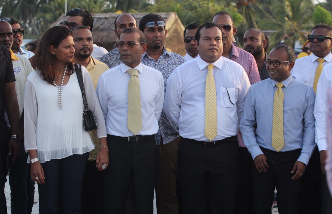 އައްޑޫ :ނޮވެމްބަރު 5، 2018: ކުރީގެ ރައީސް މުހައްމަދު ނަޝީދު އައްޑޫއަށް ކުރެއްވި ދަތުރުފުޅުގައި ނަޝީދާއި އަނބިކަނބަލުން ލައިލާ އަލީގެ އިތުރުން އެމްޑީޕީގެ ބައެއް އިސްވެރިން ބައިވެރިވެ ވަޑައިގަންނަވަނީ.-- ފޮޓޯ: އެމްޑީޕީ