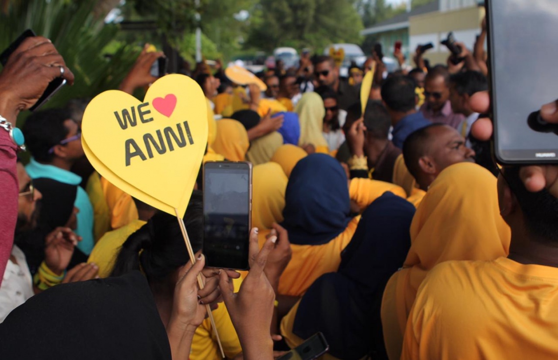 އައްޑޫ :ނޮވެމްބަރު 5، 2018: ކުރީގެ ރައީސް މުހައްމަދު ނަޝީދު އައްޑޫއަށް ކުރެއްވި ދަތުރުފުޅުގައި ނަޝީދަށް މަރުހަބާ ކިއުމަށް އެއްވެ ތިބި ބައެއް މީހުން.-- ފޮޓޯ: އެމްޑީޕީ