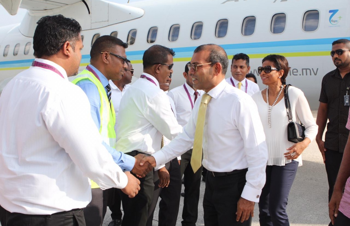 އައްޑޫ :ނޮވެމްބަރު 5، 2018: ކުރީގެ ރައީސް މުހައްމަދު ނަޝީދު އައްޑޫއަށް ކުރެއްވި ދަތުރުފުޅުގައި ނަޝީދަށް މަރުހަބާ ކިއުމަށް އެއްވެ ތިބި ބައެއް މީހުންނާ ސަލާމަ ކުރައްވަނީ.-- ފޮޓޯ: އެމްޑީޕީ