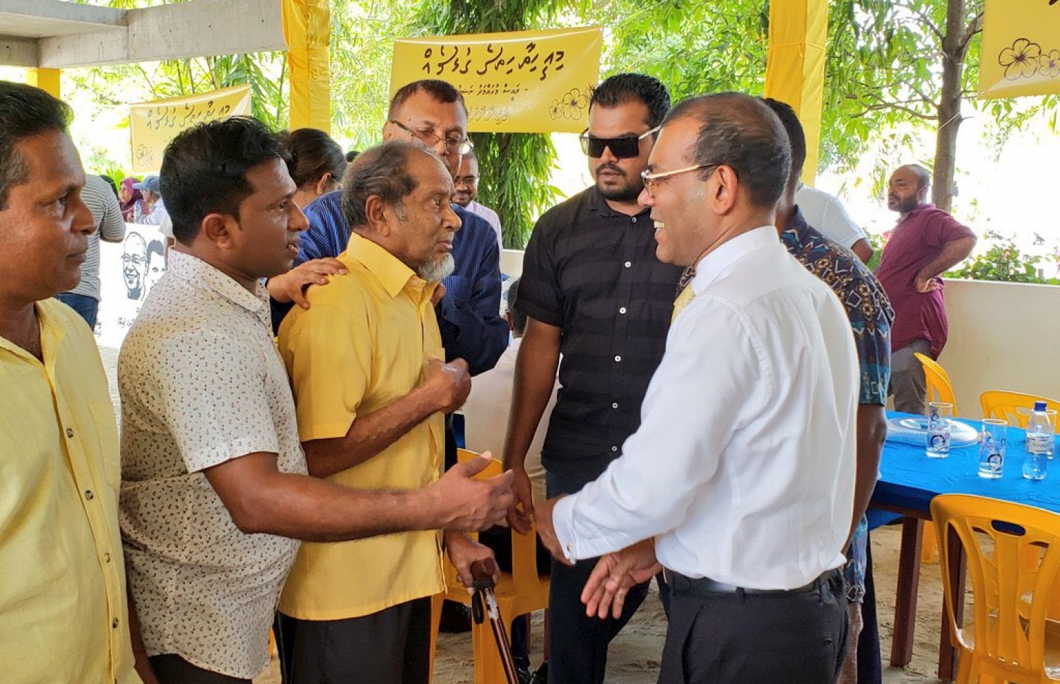 ނަޝީދު މިއަދު ހިތަދޫގައި ދިރިއުޅޭ އާންމުންނާ ބައްދަލުކުރައްވަނީ. --- ފޮޓޯ: އެމްޑީޕީ