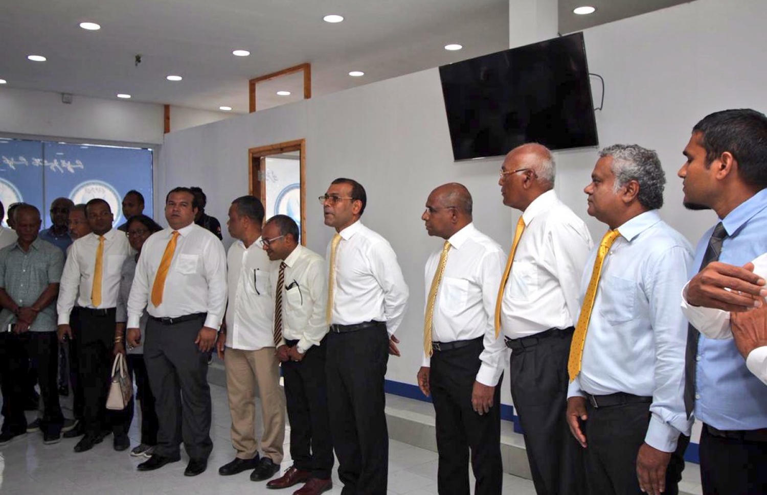 ނަޝީދު މިއަދު ހިތަދޫގައި ތިބި އެމަނިކުފާނުގެ ސަޕޯޓަރުންނާ ބައްދަލުކުރައްވަނީ. --- ފޮޓޯ: އެމްޑީޕީ