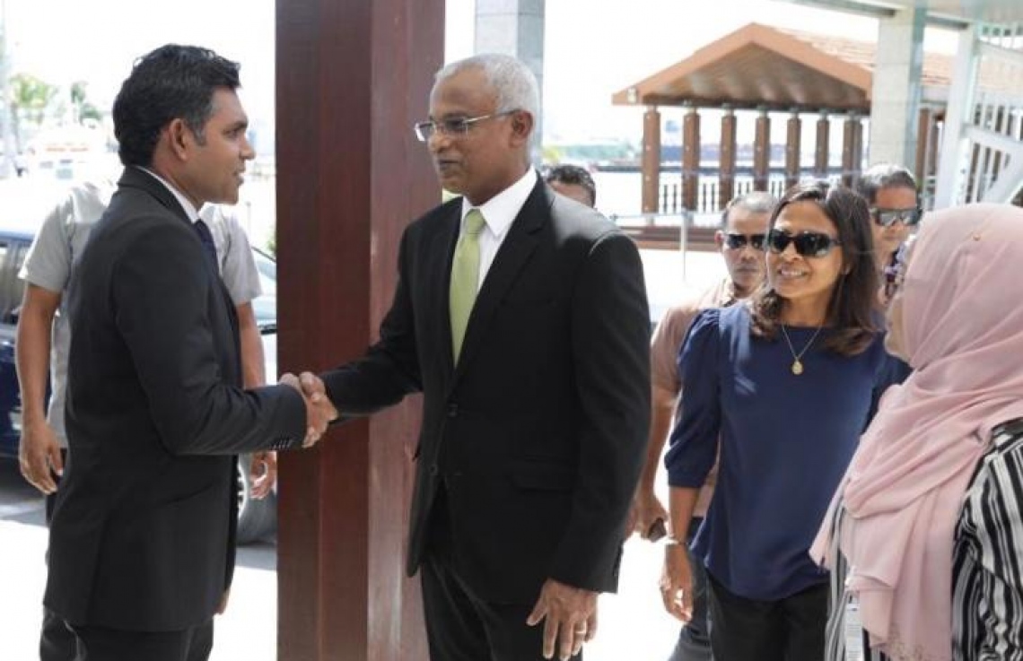 ވެލާނާ އިންޓަނޭޝަނަލް އެއާޕޯޓް: ނޮވެމްބަރު 7، 2018- އިންތިޚާބީ ރައީސް އިބްރާހިމް މުހައްމަދު ސޯލިހް (އިބޫ) އުމްރާގެ އަޅުކަން އަދާކުރެއްވުމަށްޓަކައި ސައޫދީ އަރަބިއްޔާ އަށް ފުރާވަޑައިގަތުމުގެ ކުރިން، އިންތިޚާބީ ނައިބު ރައީސް ފައިސަލް ނަސީމްއާ އެއާޕޯޓުގައި ސަލާމް ކުރައްވަނީ.