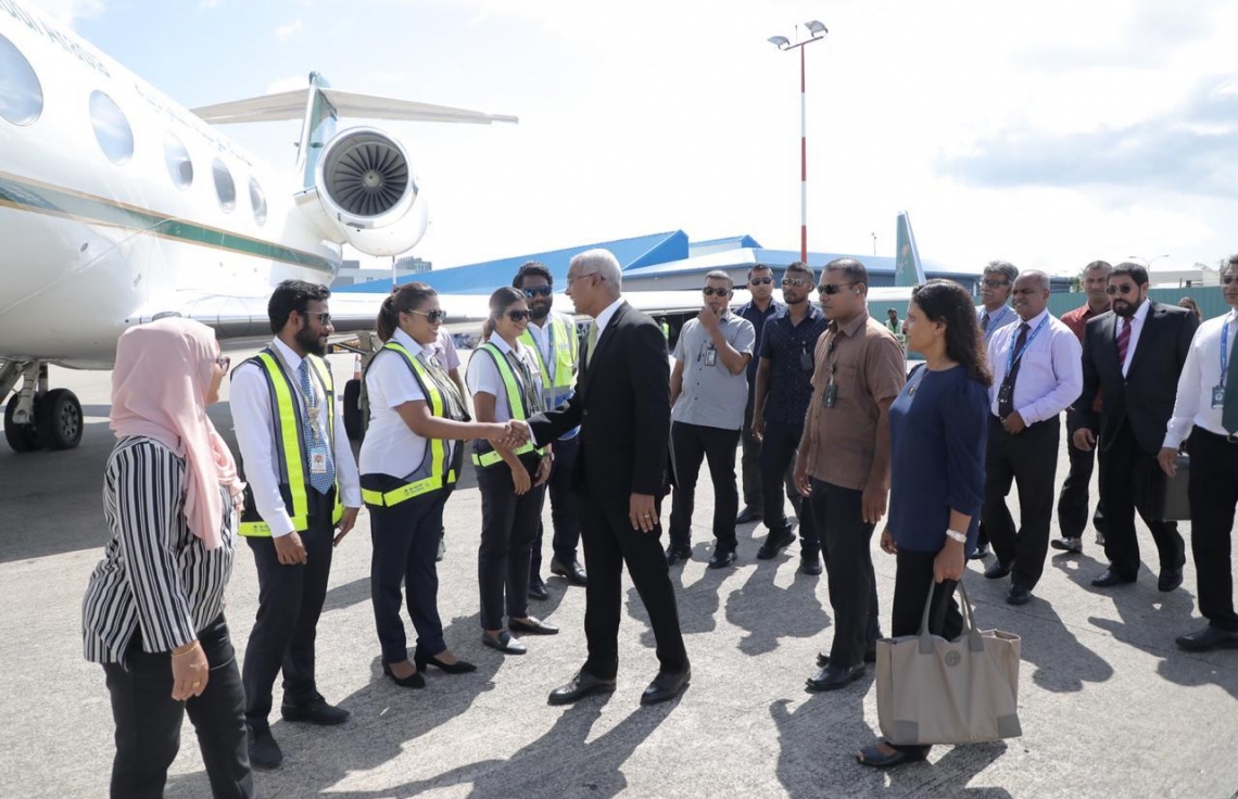 ވެލާނާ އިންޓަނޭޝަނަލް އެއާޕޯޓް: ނޮވެމްބަރު 7، 2018- އިންތިޚާބީ ރައީސް އިބްރާހިމް މުހައްމަދު ސޯލިހް (އިބޫ) އުމްރާގެ އަޅުކަން އަދާކުރެއްވުމަށްޓަކައި ސައޫދީ އަރަބިއްޔާ އަށް ފުރާވަޑައިގަތުމުގެ ކުރިން، އެއާޕޯޓުގެ ބައެއް މުވައްޒަފުންނާ ސަލާމް ކުރައްވަނީ.