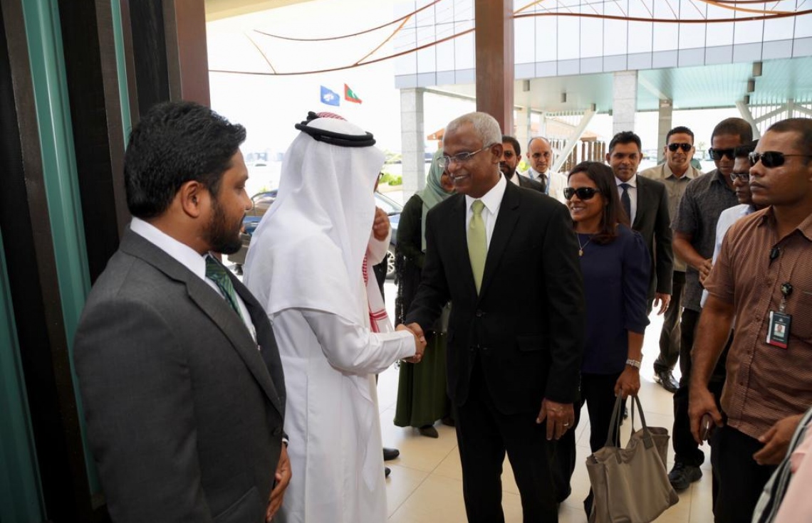 ވެލާނާ އިންޓަނޭޝަނަލް އެއާޕޯޓް: ނޮވެމްބަރު 7، 2018- އިންތިޚާބީ ރައީސް އިބްރާހިމް މުހައްމަދު ސޯލިހް (އިބޫ) އުމްރާގެ އަޅުކަން އަދާކުރެއްވުމަށްޓަކައި ސައޫދީ އަރަބިއްޔާ އަށް ފުރާވަޑައިގަތުމުގެ ކުރިން، އެއާޕޯޓުގައި އަލްވަދާއު ދެންނެވުމަށް ތިއްބެވި ބައެއް ބޭފުޅުންނާ ސަލާމްކުރައްވަނީ