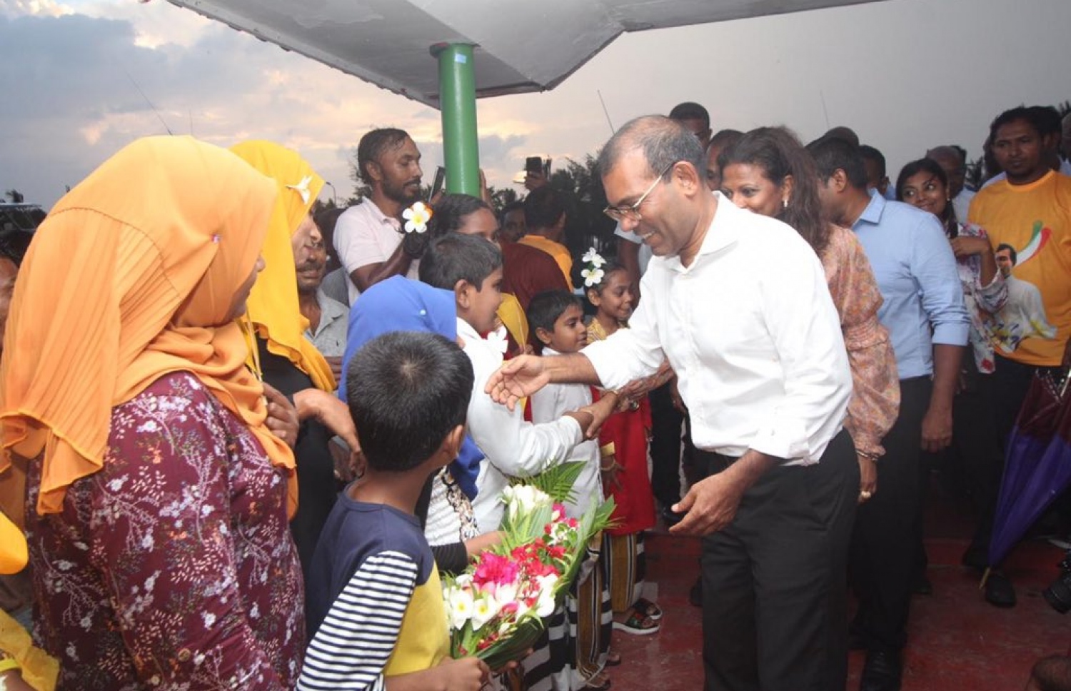 ނަޝީދު މިއަދު ހުޅުދުއަށް ވަޑައިގެން، އާންމުންނާ ސަލާމް ކުރައްވަނީ. --- ފޮޓޯ: އެމްޑީޕީ