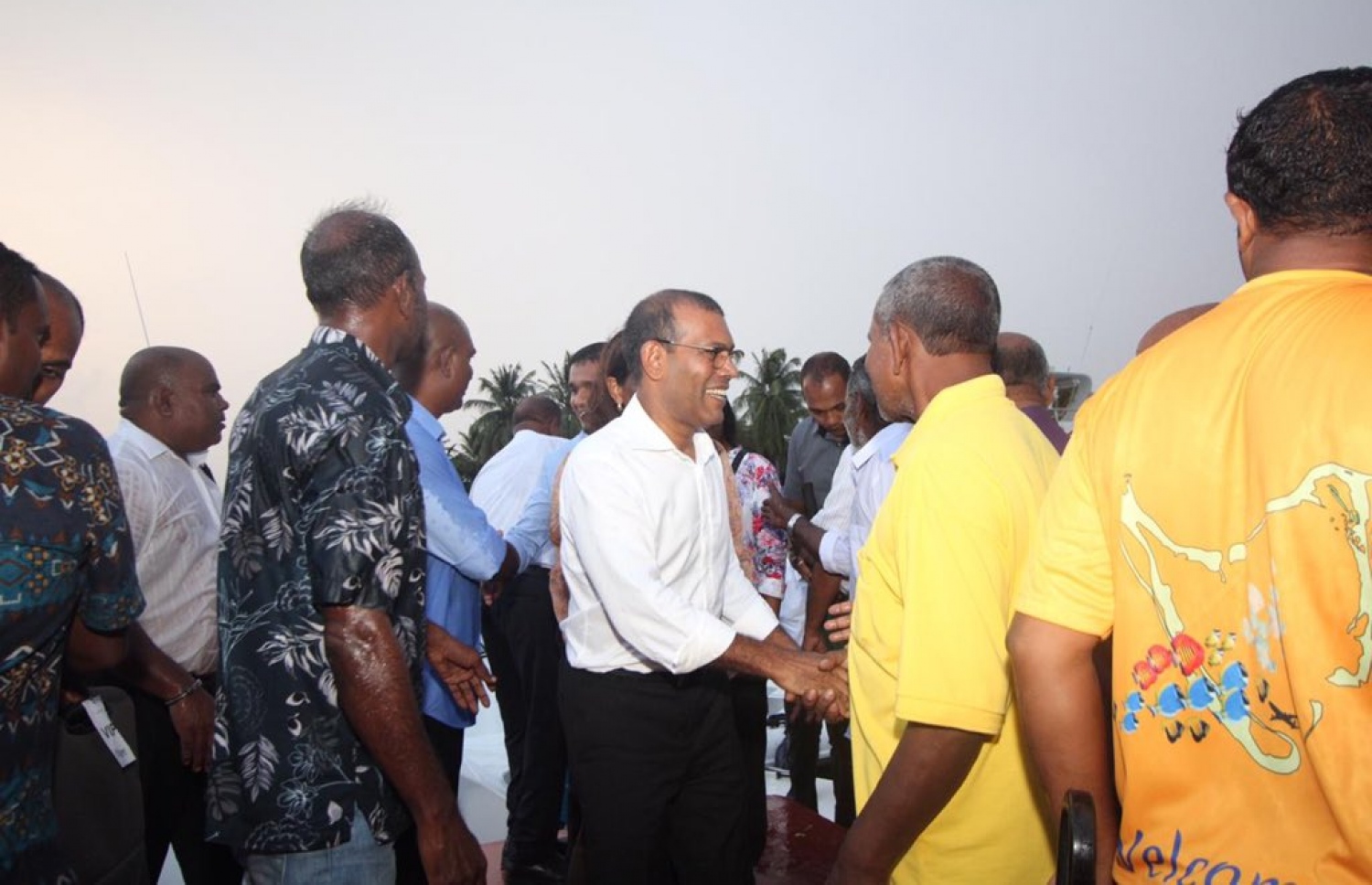 ނަޝީދު މިއަދު ހުޅުދު އަށް ވަޑައިގަތުމުން، އެ ރަށުގެ ރައްޔިތުން ހޫނު މަރުހަބާއެއް ދަންނަވަނީ. --- ފޮޓޯ: އެމްޑީޕީ