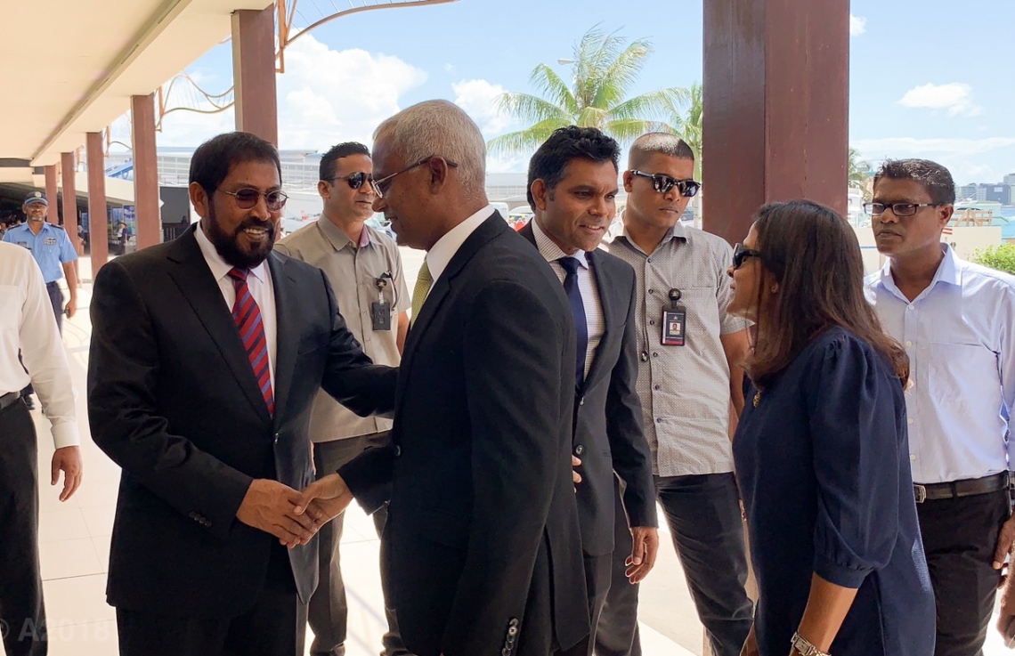 ވެލާނާ އިންޓަނޭޝަނަލް އެއާޕޯޓް: ނޮވެމްބަރު 7، 2018- އިންތިޚާބީ ރައީސް އިބްރާހިމް މުހައްމަދު ސޯލިހް (އިބޫ) ގެ އަރިހުގައި އުމްރާގެ އަޅުކަން އަދާކުރެއްވުމަށްޓަކައި ސައޫދީ އަރަބިއްޔާ އަށް ފުރާވަޑައިގަތް ޓީމުގައި ބައިވެރިވެވަޑައިގެންނެވި ޖުމްހޫރީ ޕާޓީގެ ލީޑަރު ގާސިމް އިބްރާހިމްއާ ފުރާވަޑައިގަތުމުގެ ކުރިން އެއާޕޯޓުގައި ސަލާމް ކުރައްވަނީ