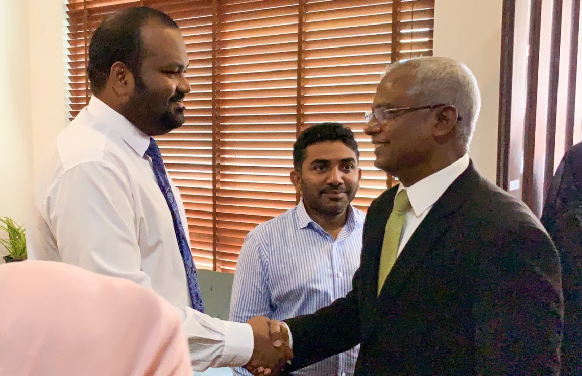 ވެލާނާ އިންޓަނޭޝަނަލް އެއާޕޯޓް: ނޮވެމްބަރު 7، 2018- އިންތިޚާބީ ރައީސް އިބްރާހިމް މުހައްމަދު ސޯލިހް (އިބޫ) އުމްރާގެ އަޅުކަން އަދާކުރެއްވުމަށްޓަކައި ސައޫދީ އަރަބިއްޔާ އަށް ފުރާވަޑައިގަތުމުގެ ކުރިން، ޖުމްހޫރީ ޕާޓީގެ ރައިސް އަލީ ވަހީދުއާ އެއާޕޯޓުގައި ސަލާމްކުރައްވަނީ