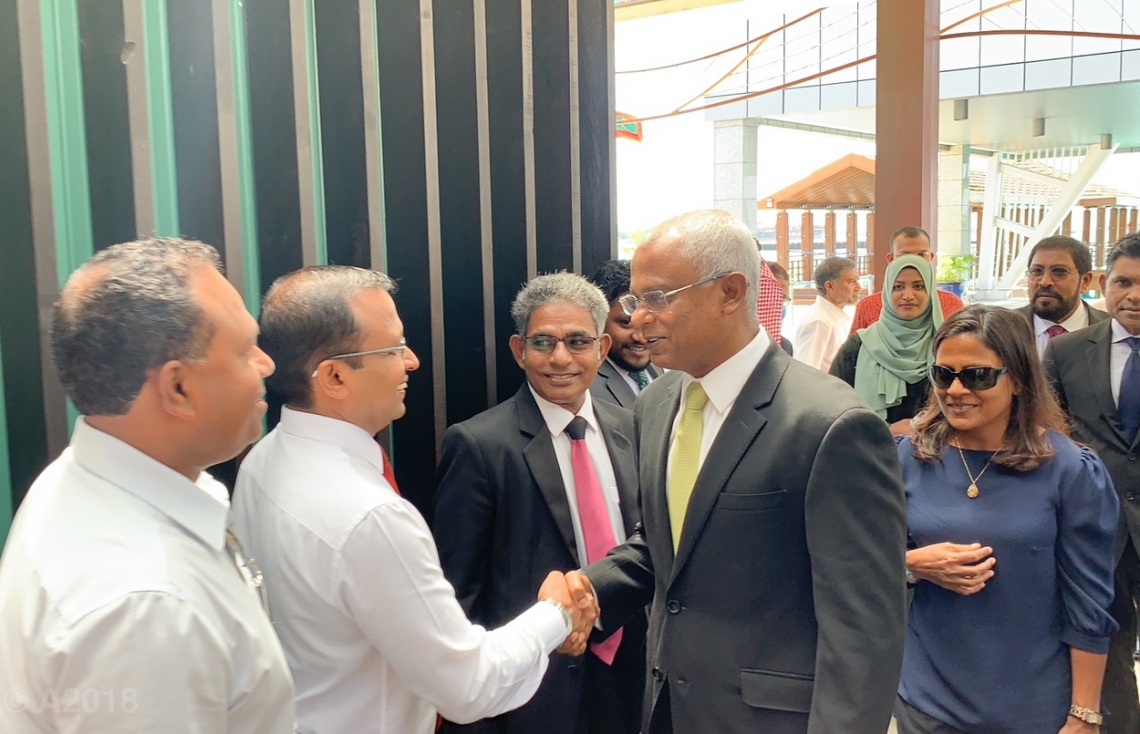 ވެލާނާ އިންޓަނޭޝަނަލް އެއާޕޯޓް: ނޮވެމްބަރު 7، 2018- އިންތިޚާބީ ރައީސް އިބްރާހިމް މުހައްމަދު ސޯލިހް (އިބޫ) އުމްރާގެ އަޅުކަން އަދާކުރެއްވުމަށްޓަކައި ސައޫދީ އަރަބިއްޔާ އަށް ފުރާވަޑައިގަތުމުގެ ކުރިން، ތިނބިދޫ ދާއިރާގެ މެމްބަރު އަބްދުﷲ ރިޔާޒްއާ އެއާޕޯޓުގައި ސަލާމްކުރައްވަނީ