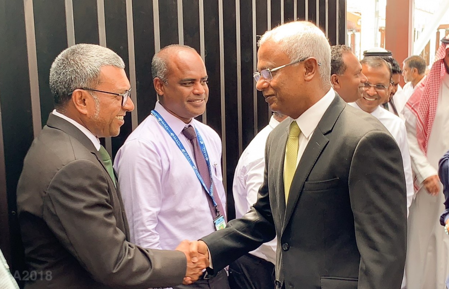 ރައީސް އިބްރާހިމް މުހައްމަދު ސޯލިހާއި ރައީސް އޮފީހުގެ މިނިސްޓަރު އަލީ ޝިޔާމް ސަލާމް ކުރައްވަނީ.