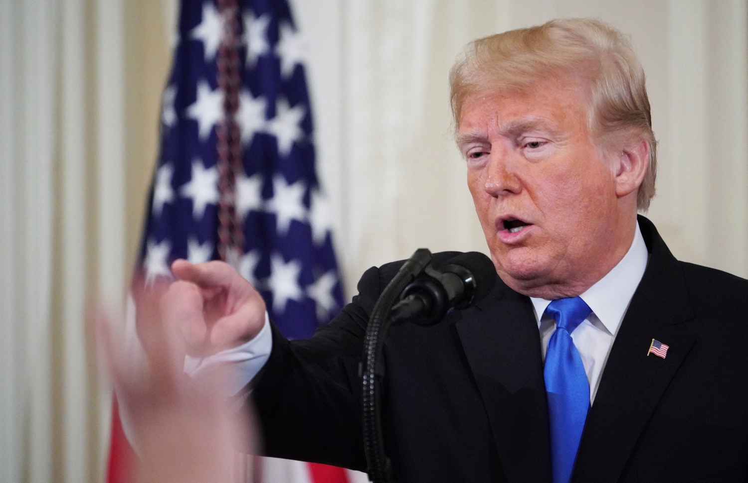 މިޓް-ޓާމް އިންތިޚާބަށް ފަހު ރައީސް ޓްރަމްޕް ނޫސްވެރިންނާ ވާހަކަ ދައްކަވަނީ. --ފޮޓޯ:އޭއެފްޕީ