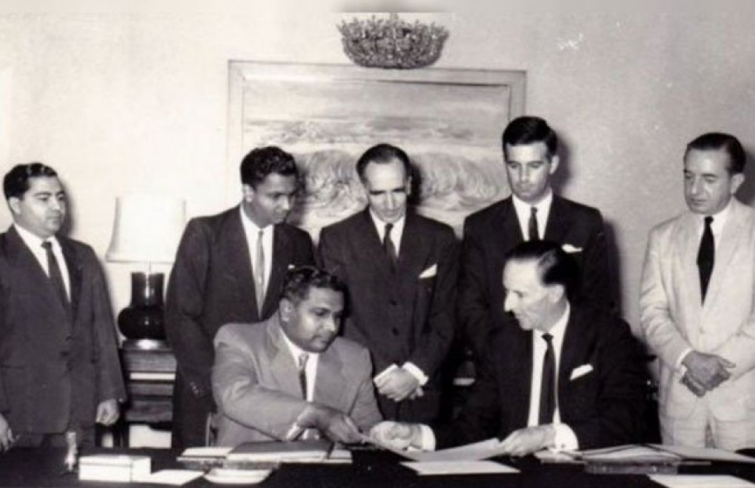 އިބްރާހިމް ނާސިރު މިނިވަންކަމުގެ އެއްބަސްވުމުގައި އިނގިރޭސީންނާ އެކު ސޮއިކުރައްވަނީ.